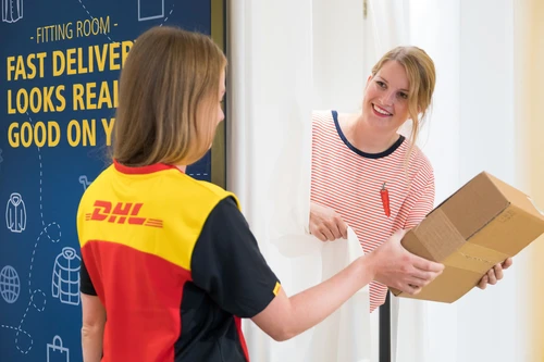 Online-bestelde-kleding-passen-in-een-DHL-paskamer_close-up