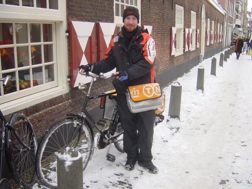 postbode in de sneeuw